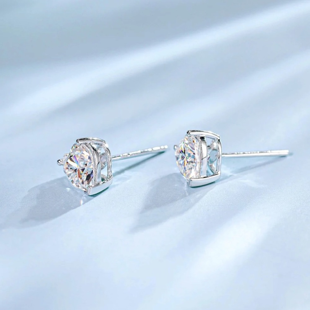 Sterling silver heart 🤍 stud earrings - Picture 2 of 4